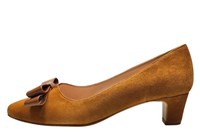 Cognac bruine suede pumps met strikje in grote maten