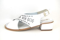 Witte leren dames sandalen in grote sizes